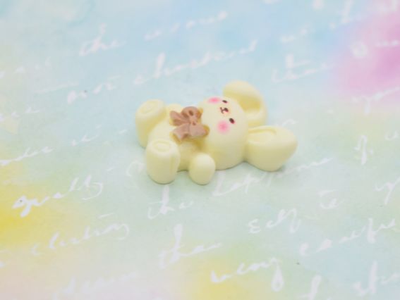 Кабошон Зайчик Кремовий з бантиком 27мм, матовий. Декоративна фігурка вершковий зайчик з полімерної смоли для скрапбукінгу, шпильок та кастомізації. Пласка фігурка для творчості.