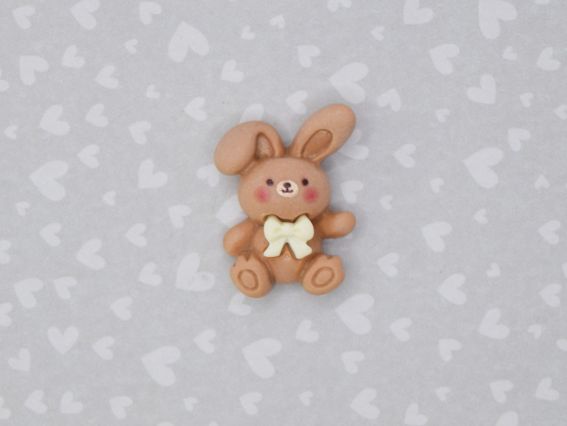 Кабошон Зайчик Кавовий з бантиком 27мм, матовий. Декоративна фігурка Шоколадний зайчик з полімерної смоли для скрапбукінгу, шпильок та кастомізації. Плоска фігурка для творчості.