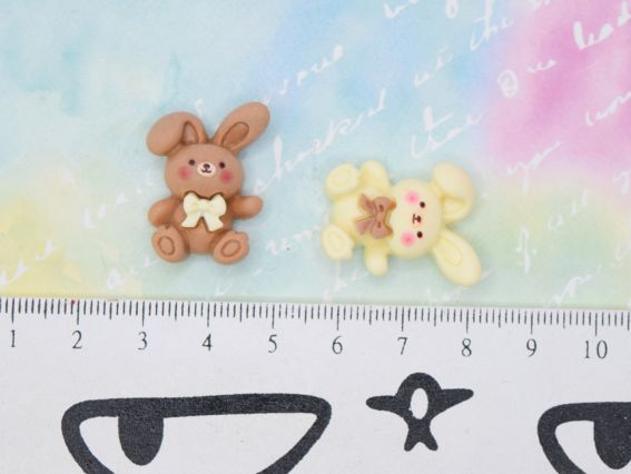 Кабошон Зайчик Кремовий з бантиком 27мм, матовий. Декоративна фігурка вершковий зайчик з полімерної смоли для скрапбукінгу, шпильок та кастомізації. Пласка фігурка для творчості.