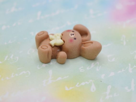 Кабошон Зайчик Кавовий з бантиком 27мм, матовий. Декоративна фігурка Шоколадний зайчик з полімерної смоли для скрапбукінгу, шпильок та кастомізації. Плоска фігурка для творчості.