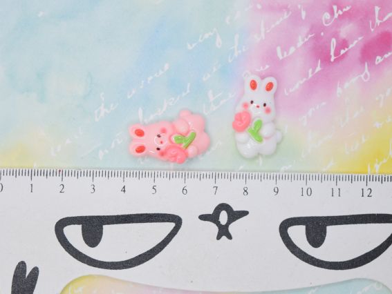 Кабошон Зайчик Білий з тюльпаном 25мм. Декоративна фігурка з полімерної смоли для скрапбукінгу, шпильок та декору листівок. Пласка фігурка для творчості.