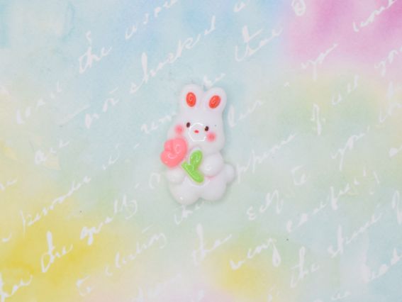 Кабошон Зайчик Білий з тюльпаном 25мм. Декоративна фігурка з полімерної смоли для скрапбукінгу, шпильок та декору листівок. Пласка фігурка для творчості.