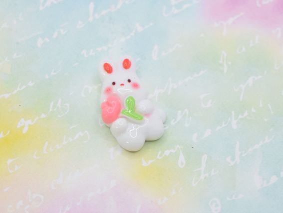 Кабошон Зайчик Білий з тюльпаном 25мм. Декоративна фігурка з полімерної смоли для скрапбукінгу, шпильок та декору листівок. Пласка фігурка для творчості.