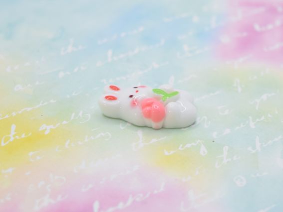 Кабошон Зайчик Білий з тюльпаном 25мм. Декоративна фігурка з полімерної смоли для скрапбукінгу, шпильок та декору листівок. Пласка фігурка для творчості.