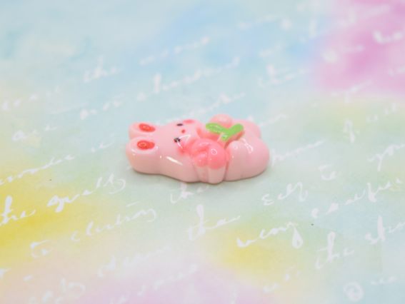 Кабошон Розовый зайчик с тюльпаном, 25 мм. Декоративная фигурка из полимерной смолы для скрапбукинга, брошей и украшения открыток. Плоская фигурка для творчества.