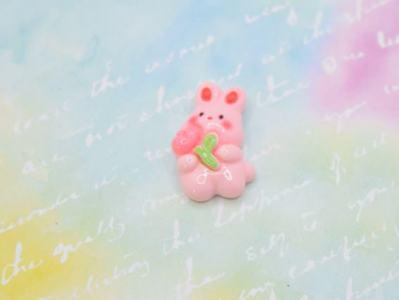 Кабошон Розовый зайчик с тюльпаном, 25 мм. Декоративная фигурка из полимерной смолы для скрапбукинга, брошей и украшения открыток. Плоская фигурка для творчества.