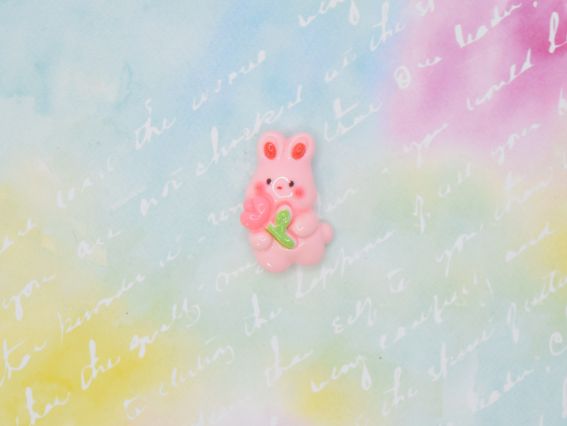 Кабошон Розовый зайчик с тюльпаном, 25 мм. Декоративная фигурка из полимерной смолы для скрапбукинга, брошей и украшения открыток. Плоская фигурка для творчества.