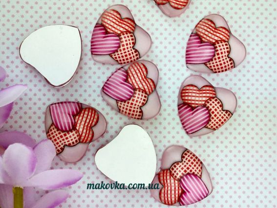 Стеклянный кабошон с принтом Сердце Три сердечка 25х25мм, 1 шт Стеклянный кабошон с принтом Сердце Три сердечка 25х25мм, 1 шт