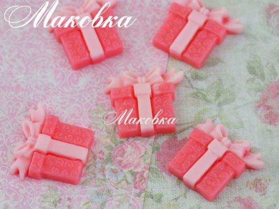 Кабошон Подарок 17х19 мм, абрикосовый с розовой ленточкой, 1 шт Кабошон Подарок 17х19 мм, абрикосовый с розовой ленточкой, 1 шт