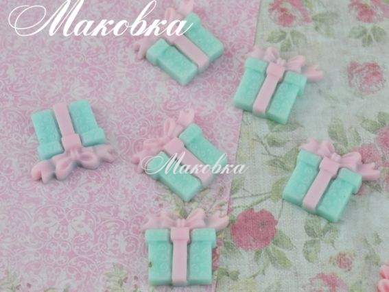 Кабошон Подарок 17х19 мм, мятный с розовой ленточкой, 1 шт Кабошон Подарок 17х19 мм, мятный с розовой ленточкой, 1 шт