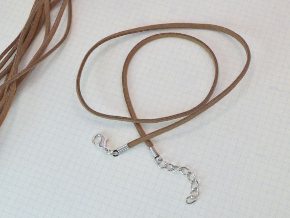 Основа під кулон замшева 3 мм, колір молочний шоколад, 44 см + ланцюжок, із замочком карабіном