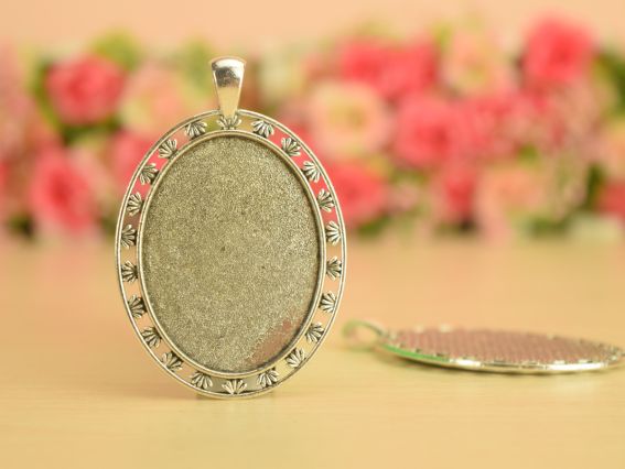 Основа под камею №34, ОВАЛ с кустиками 58х39 мм (30х40) мм, античное серебро, 1 шт Основа под камею №34, ОВАЛ с кустиками 58х39 мм (30х40) мм, античное серебро, 1 шт