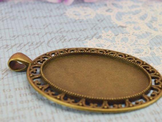 Основа под камею овальная Лилии 58х39х3 мм (для камеи 30х40) мм, античная бронза №17