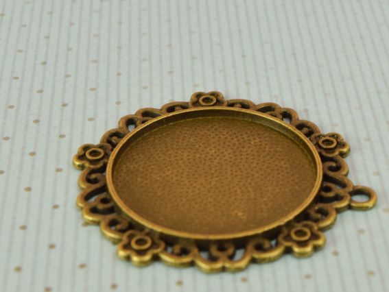 Оправа для кабошона кругла з квіточками 42х47 мм, колір антична бронза №48