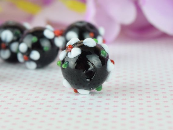 Lampwork бусина ШАР 12*10мм, Черная с объемными белыми цветами 1 шт
