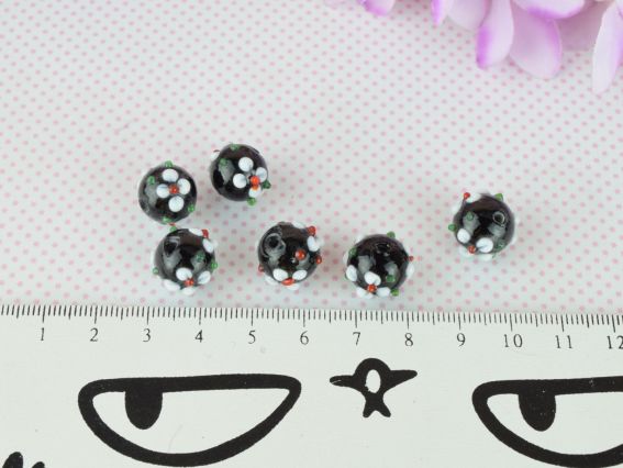 Lampwork бусина ШАР 12*10мм, Черная с объемными белыми цветами 1 шт