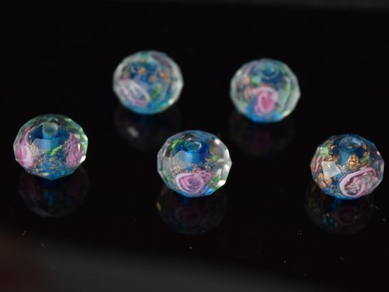 Lampwork бусина граненая 12*10 мм, золото и розы СИНЯЯ  1 шт