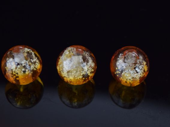 Lampwork бусина ШАР 12мм, Пузырьки , двухцвеная Бело-ЯНТАРНАЯ , светящаяся в темноте 1 шт