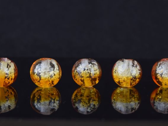Lampwork бусина ШАР 12мм, Пузырьки , двухцвеная Бело-ЯНТАРНАЯ , светящаяся в темноте 1 шт