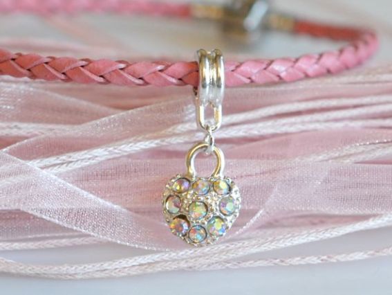 Бусина Пандора-стиля с подвеской Сердце с белыми перламутровыми стразами Бусина Пандора-стиля с подвеской Сердце с белыми перламутровыми стразами