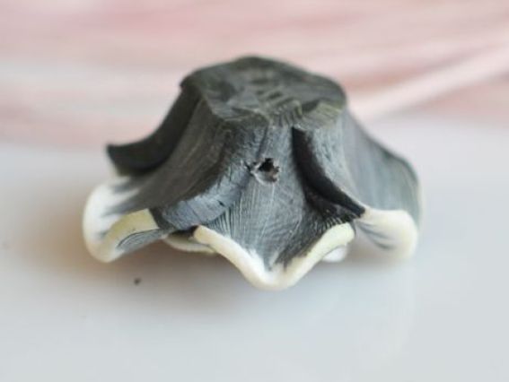 Бусина из полимерной глины №26 Роза, 20 мм, нежно-сиреневая с белым ободком