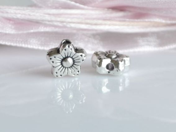 Бусина металлическая №07 Цветок 8 мм, античное серебро, 50 шт Бусина металлическая №07 Цветок 8 мм, античное серебро, 50 шт