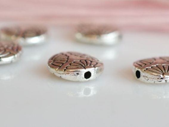 Металлическая бусина Три ромашки круг, античное серебро 12 мм №18