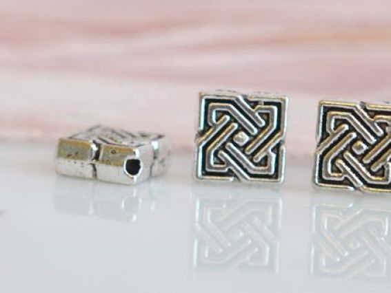 Металлическая бусина №25, Ромбик 9,5 мм, античное серебро, 1 шт Металлическая бусина №25, Ромбик 9,5 мм, античное серебро, 1 шт