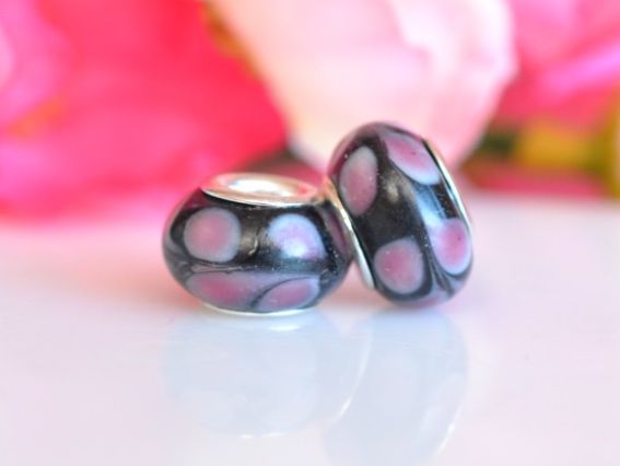Бусина Пандора-стиля Lampwork №142 черная с розовыми лепестками Бусина Пандора-стиля Lampwork №142 черная с розовыми лепестками