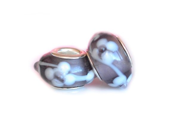 Бусина Пандора-стиля Lampwork №144 сиреневая с белыми цветами Бусина Пандора-стиля Lampwork №144 сиреневая с белыми цветами