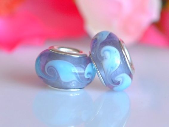 Бусина Пандора-стиля Lampwork №148 сиреневая с голубыми волнами Бусина Пандора-стиля Lampwork №148 сиреневая с голубыми волнами