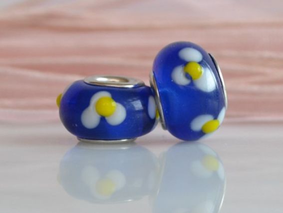 Бусина Пандора-стиля Lampwork №158 синяя с белыми цветами Бусина Пандора-стиля Lampwork №158 синяя с белыми цветами