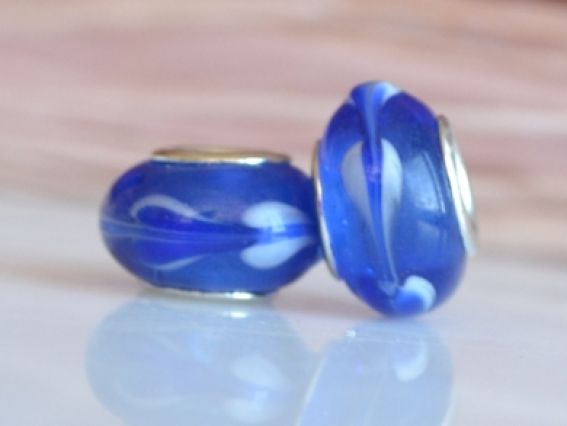 Бусина Пандора-стиля Lampwork №166 синяя с белым узором Бусина Пандора-стиля Lampwork №166 синяя с белым узором