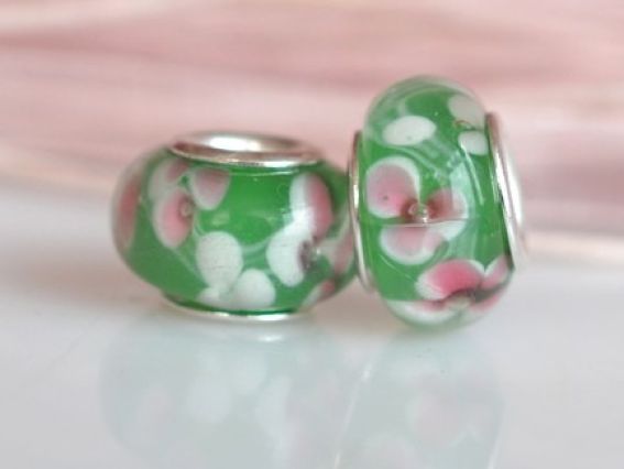 Бусина Пандора-стиля Lampwork №24 зеленая с белыми и розовыми цветами Бусина Пандора-стиля Lampwork №24 зеленая с белыми и розовыми цветами