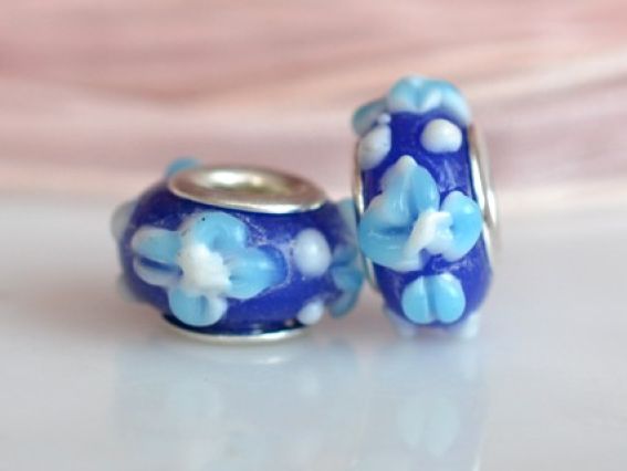 Бусина Пандора-стиля Lampwork №30 синяя с голубыми цветами Бусина Пандора-стиля Lampwork №30 синяя с голубыми цветами