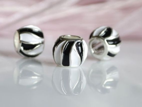 Бусина эмалевая ЭМ-11 черно-белый бочонок Бусина эмалевая ЭМ-11 черно-белый бочонок