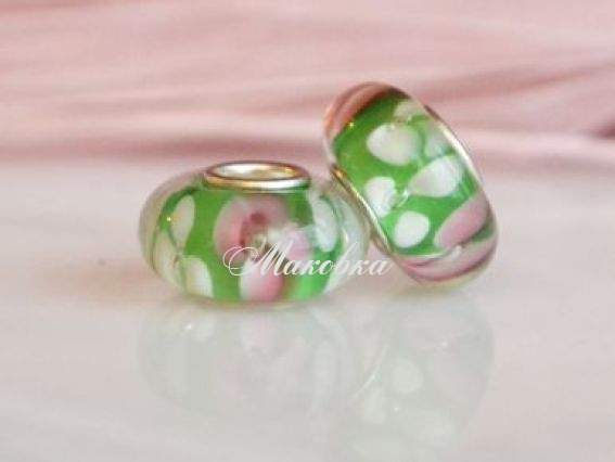 Бусина Евро Lampwork №28 зеленая с бело-розовыми цветами Бусина Евро Lampwork №28 зеленая с бело-розовыми цветами