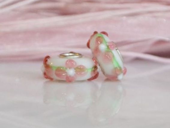 Бусина Евро Lampwork №36 белая с розовыми цветами Бусина Евро Lampwork №36 белая с розовыми цветами