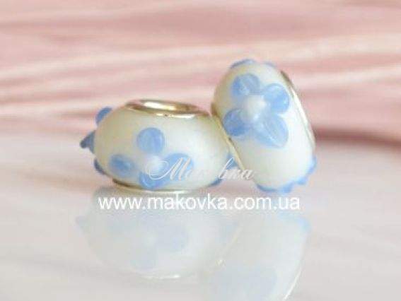 Бусина Пандора Lampwork №125 белая с голубыми цветами Бусина Пандора Lampwork №125 белая с голубыми цветами
