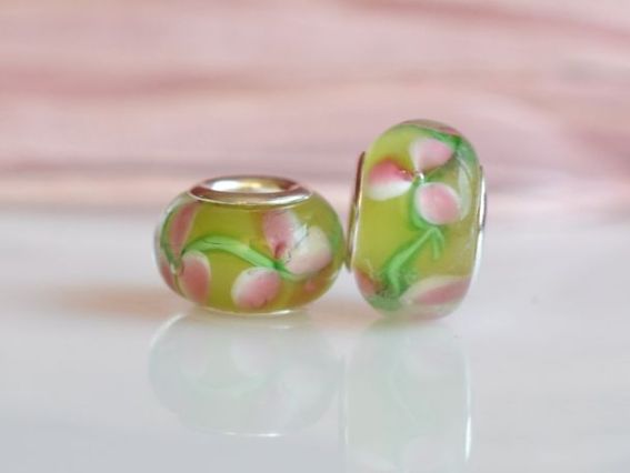 Бусина Пандора Lampwork №130 салатовая с цветами Бусина Пандора Lampwork №130 салатовая с цветами