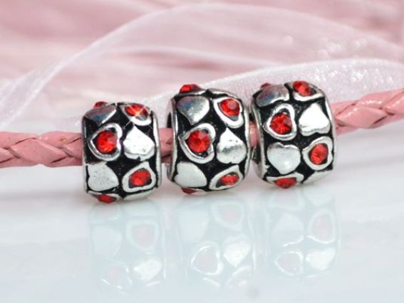 Бусина метал. со стразами №70 Сердечки, красная Бусина метал. со стразами №70 Сердечки, красная