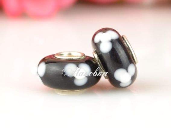 Бусина Евро Lampwork №107 черная белыми трехлистными цветами