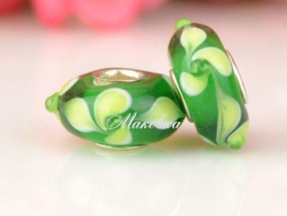 Бусина Евро Lampwork №110 зеленая с бледно-желтыми лепестками