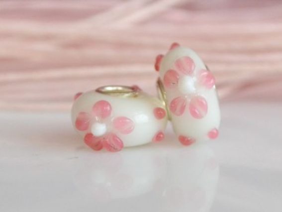 Бусина Евро Lampwork №71 белая с розовыми цветами