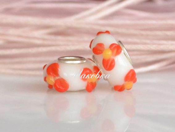 Бусина Евро Lampwork №72 белая с оранжевыми цветами Бусина Евро Lampwork №72 белая с оранжевыми цветами