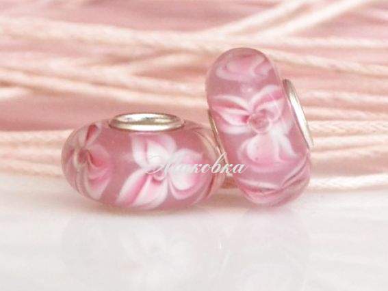 Бусина Евро Lampwork №73 розовая с остролистными цветами Бусина Евро Lampwork №73 розовая с остролистными цветами