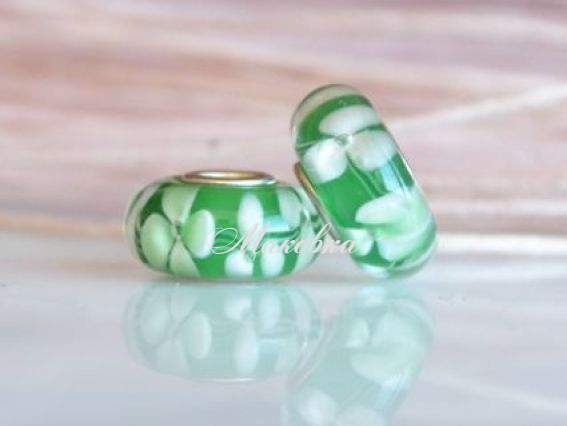 Бусина Евро Lampwork №80 зеленая с белыми и салатовыми цветами Бусина Евро Lampwork №80 зеленая с белыми и салатовыми цветами