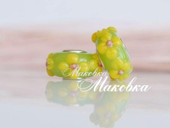 Бусина Евро Lampwork №84 салатовая с желтыми объемными цветами Бусина Евро Lampwork №84 салатовая с желтыми объемными цветами