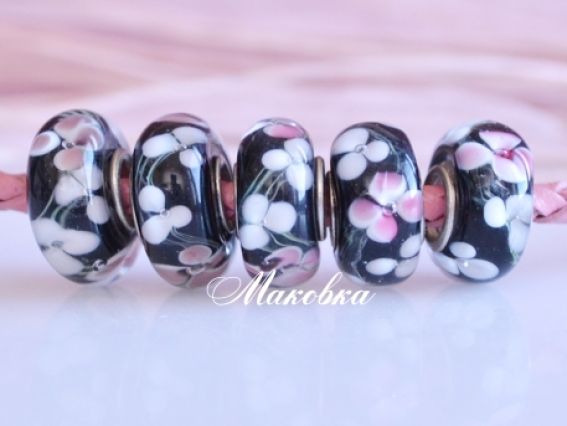 Бусина Евро Lampwork №91 чёрная с розовыми и белыми цветами Бусина Евро Lampwork №91 чёрная с розовыми и белыми цветами