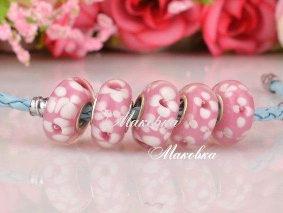 Бусина Евро Lampwork №95 розовая с белыми цветами Бусина Евро Lampwork №95 розовая с белыми цветами